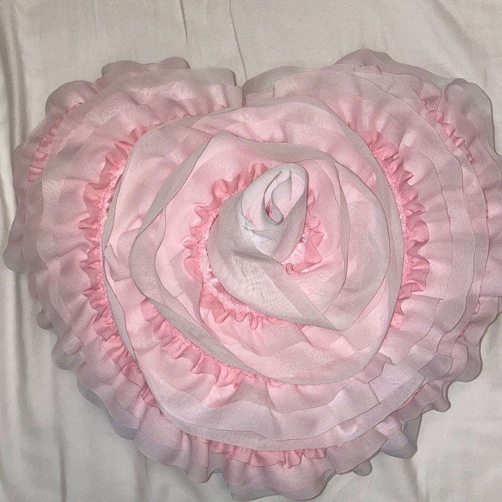 Dolls home pink ruffle pillow 💕🩰🫖